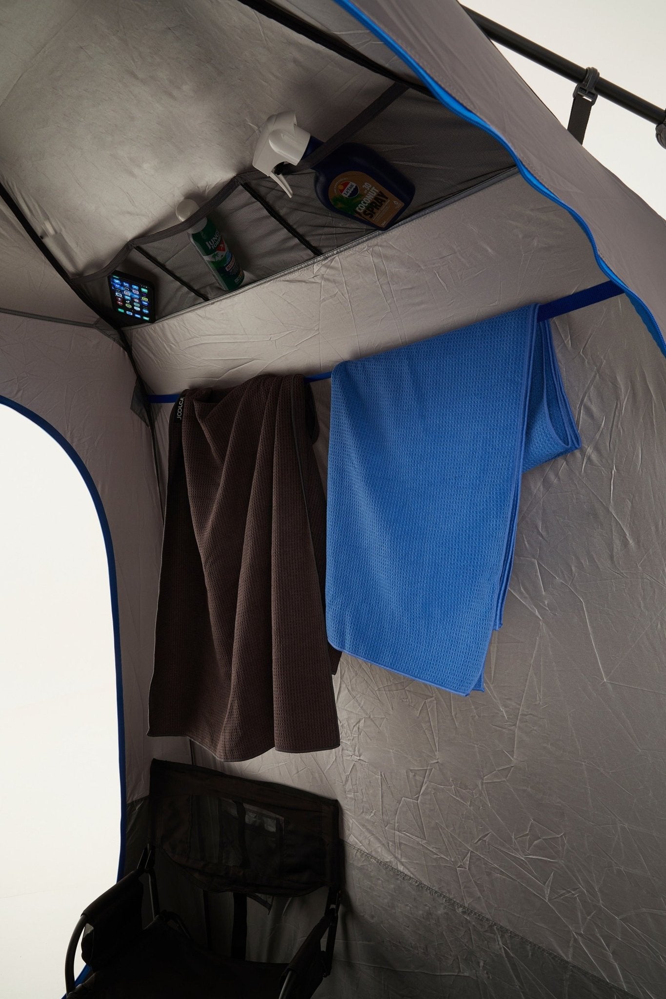 ENSUITE Triple change room with a towel and clothes hanging